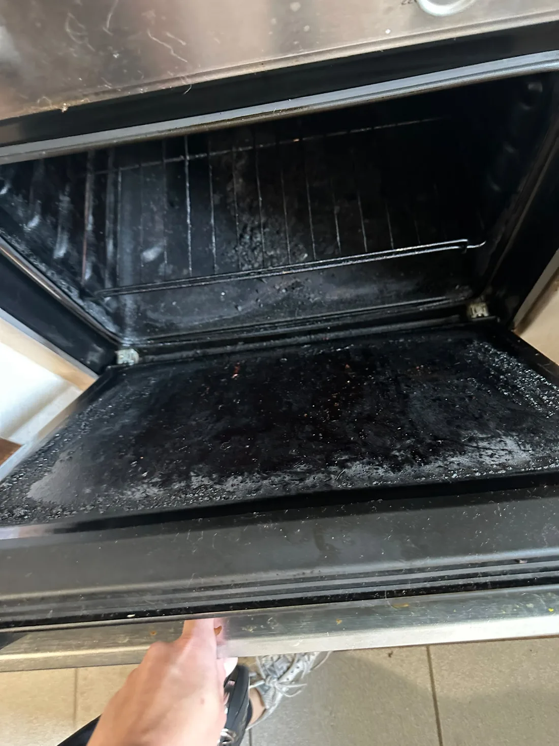 Stark verschmutzter Backofen vor der Reinigung