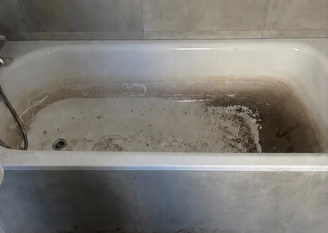 Stark verschmutzte Badewanne vor der Grundreinigung